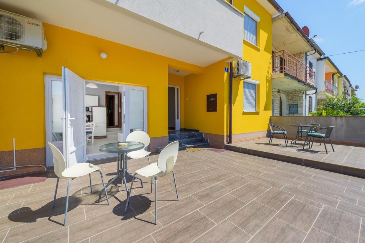 אומאג House With Apartments Mila מראה חיצוני תמונה