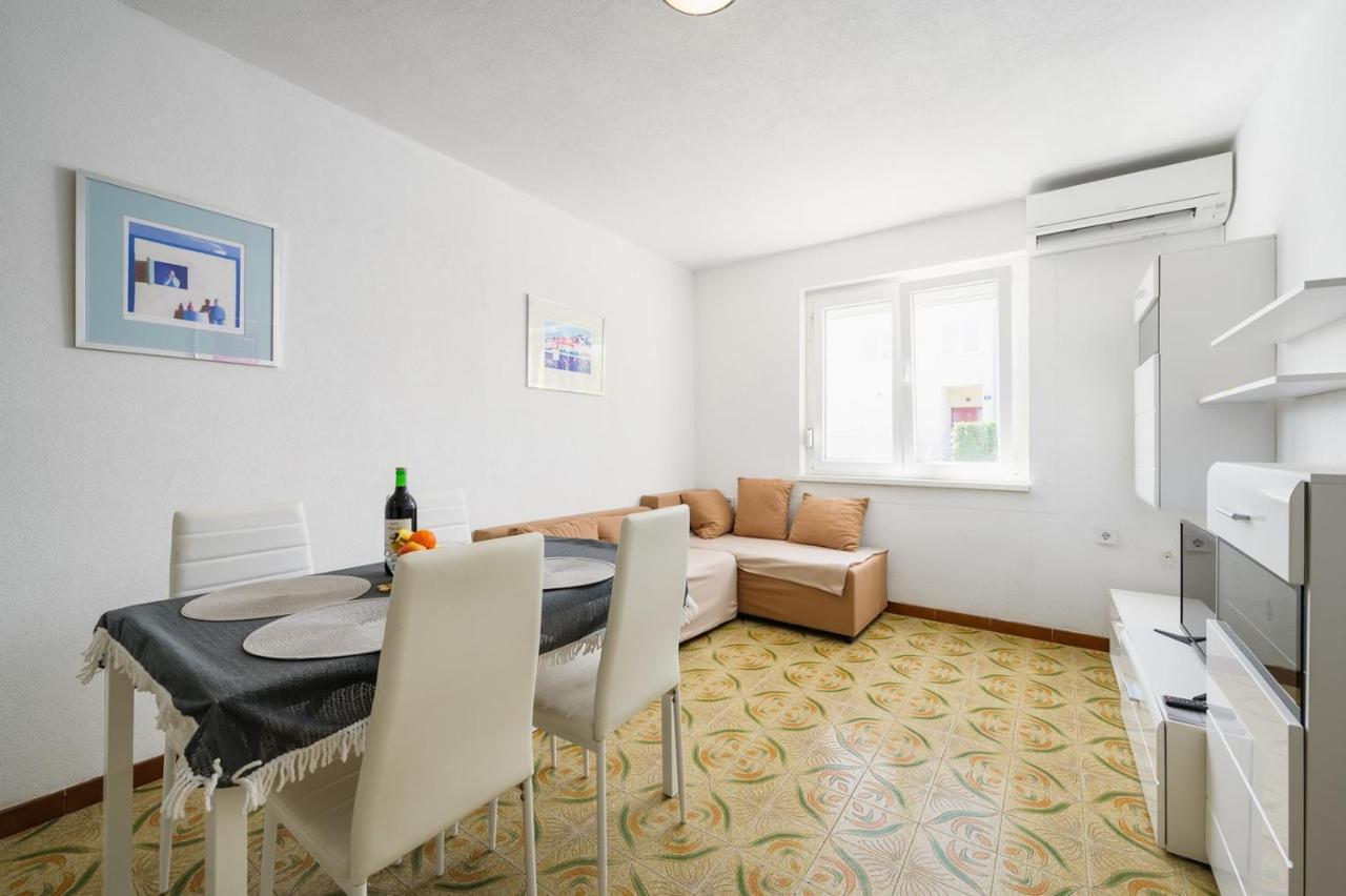 אומאג House With Apartments Mila מראה חיצוני תמונה