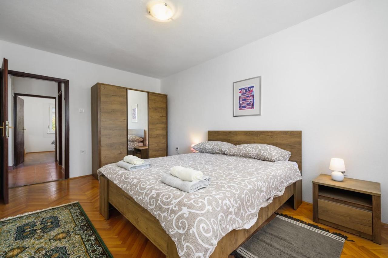 אומאג House With Apartments Mila מראה חיצוני תמונה