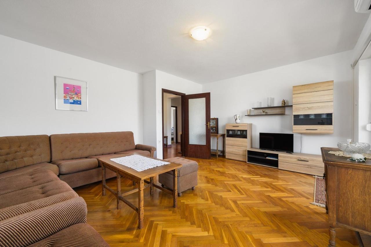 אומאג House With Apartments Mila מראה חיצוני תמונה